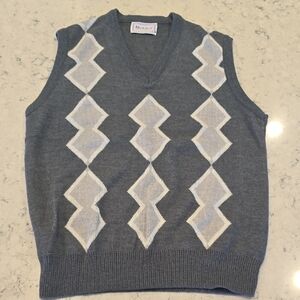 Men's Mark Scot V-Neck Argyle Sweater in Gray and White
